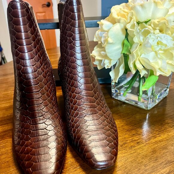Brand New Donald J Pilner Dark Brown Croco-Embossed Leather Ankle Boots Size 8.5 - Picture 3 of 8